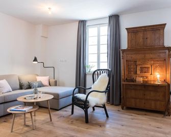 Modern apartment in a listed building, suitable for senior citizens on the ground floor - Lahr - Living room