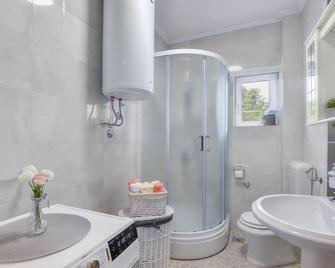 4 Bedroom Gorgeous Home In Hrvace - Hrvace - Bathroom