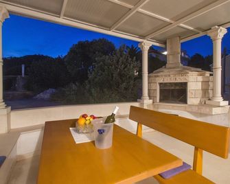 Family friendly house with a swimming pool Brna, Korcula - 13943 - Smokvica - Balcón