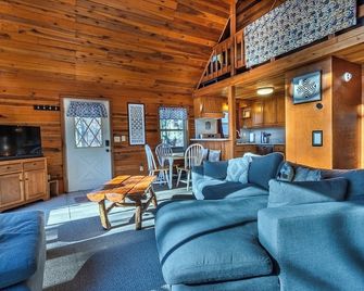 Serenity Wood- The place for daytime outdoor adventures & cozy nights - Mineral Bluff - Living room