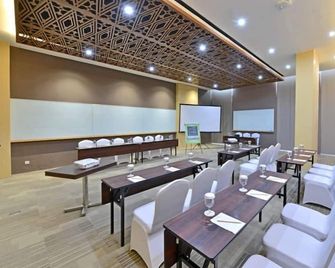 Whiz Prime Hotel Khatib Sulaiman Padang - Padang - Mødelokale