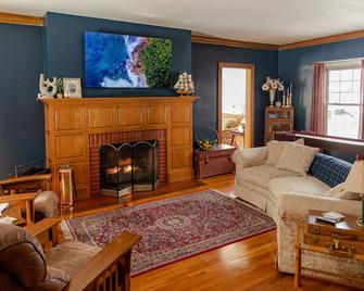 Historic 5bd House w/ Sunroom & 2 Fireplaces - Decatur - Living room