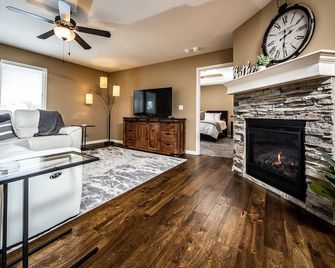 Luxury Home with Entertainment Room & Pool Table - Kansas City - Salon