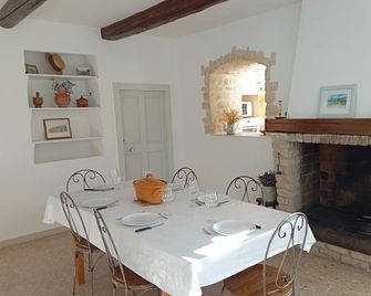 Authentic farmhouse facing the LUBERON, quiet location, secure private pool, - Cabrières-d'Avignon - Jídelna