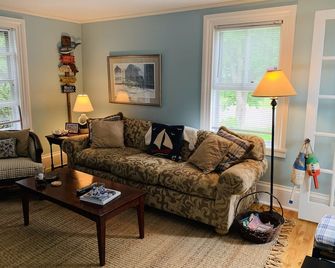 Charming Cottage a Stroll to Camden Harbor-2026 July-Sept. dates going fast! - Camden - Wohnzimmer
