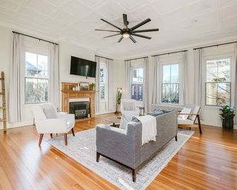 Historic New Bedford Henry’s on William! Updated spacious & bright 4 Bed/2 Bath - New Bedford - Living room