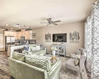 Brand-New Townhome Near Unt And Twu And The Square! - Denton - Living room