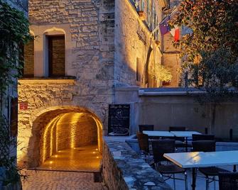 Love Room,discrétion , Luxe ,calme,volupté de L'orient,jacuzzi Dans le Jardin - Vézénobres - Patio