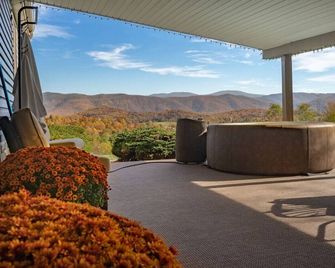 80s glam house with hot tub mountain views near WLU and VMI - Fairfield - Balcony