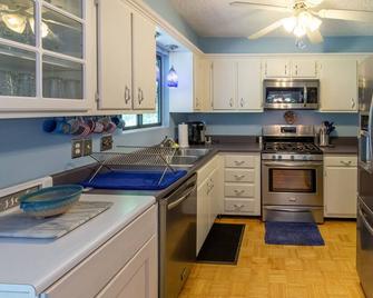 Above the Clouds - A spacious pet friendly home nestled in the heart of the Smoky Mountains - 실바 - 주방
