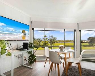 Driftwood Townhouse - Waterfront-Central Location - Lakes Entrance - Yemek odası