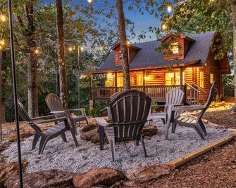 Wooded 3BR Luxury Cabin, Close to City & Nature - Greenville - Patio