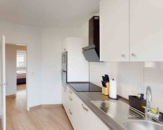 2br & Office Apartment | Work Desks, Balcony, Stadium, Airport & Messe Access - Frankfurt am Main - Kitchen