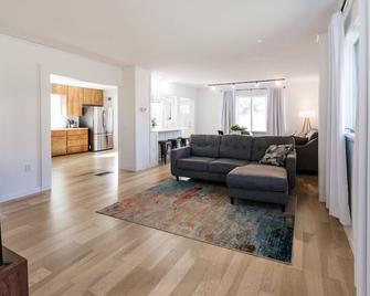 Fully Equipped 3 BR Home in the Keweenaw - Calumet - Living room