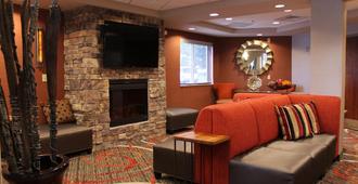 Holiday Inn Express Colorado Springs Airport, An IHG Hotel - Colorado Springs - Lounge
