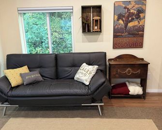 Comfy 2-bedroom home in Sweet Home - Sweet Home - Sala de estar