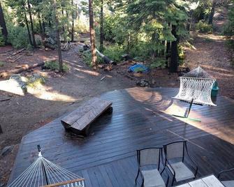 Natal Granite Multi-Family Retreat, Fast Wifi, Ac, Shaver Lake Forested Area - Shaver Lake - Innenhof