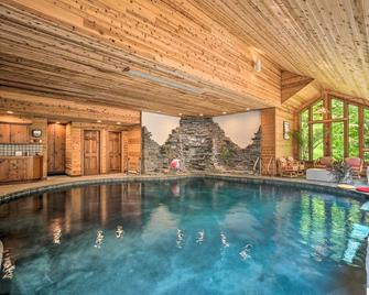Luxe Plymouth Chalet with Indoor Pool and 3 Decks! - Plymouth - Piscina