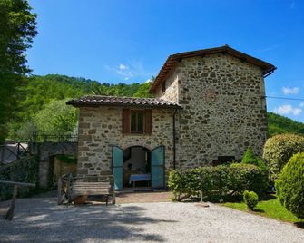 Holiday House with Pool & Large Garden Overlooking Lake near Tuscany - Lisciano Niccone - Edificio