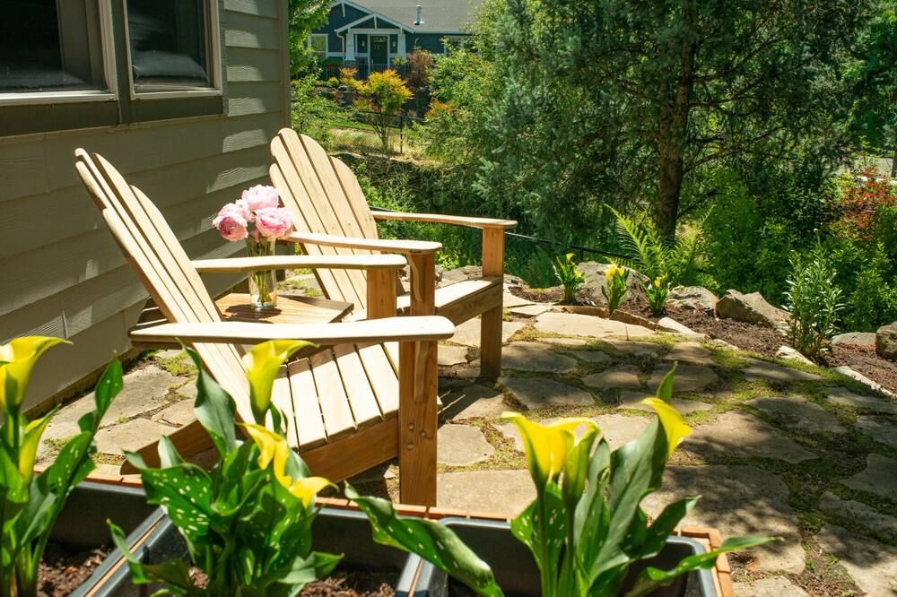2 bedroom, lower level apartment in West Linn!