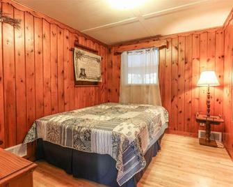 Chain of Lakes House-3 Bedroom Pontoon Boat Available - Waupaca - Bedroom