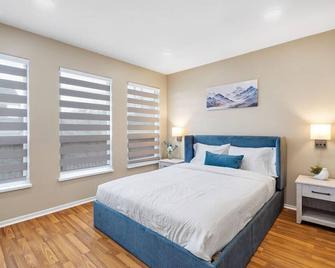 Spacious Family Retreat Central to YVR and Downtown - Vancouver - Camera da letto