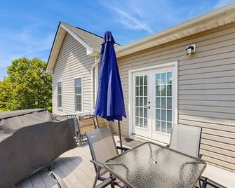 Two-story, lakefront getaway with dock, beach, grill, 2 kayaks, 2 canoes, AC - Orange