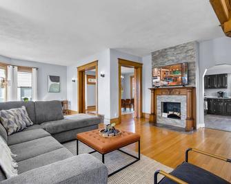 Pet-friendly 4 BD Historic Charmer at Marion Uptown - Marion - Living room