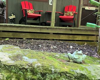Creekside at Do Drop Inn Cabin Rentals - Fancy Gap - Patio