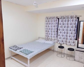 Spot On Hotel Nakshatra - Nārāyangaon - Bedroom