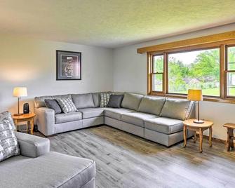 Stunning Wisconsin Retreat on Active Farm! - Spring Green - Living room