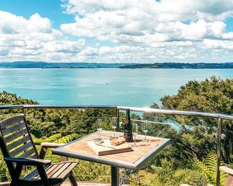 Crosstrees Chalet - Seaview - Waiheke Holiday Unit - Waiheke Island - Balcony