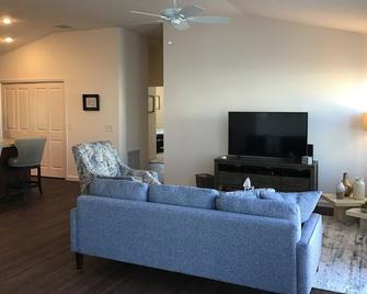 Charming 2 Bdrm 2 Bath Patio Villa In The Village Of Linden W/Bbq & Free Wifi - Wildwood - Living room