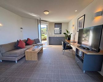 Edge of the Bay - Coles Bay - Salon