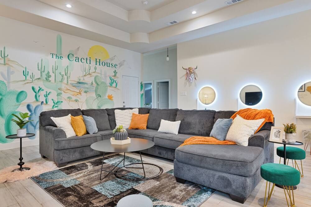 The Cacti House - Hot Tub, Game Room, Cactus Mural, Minutes from Downtown Dallas - דאלאס - סלון