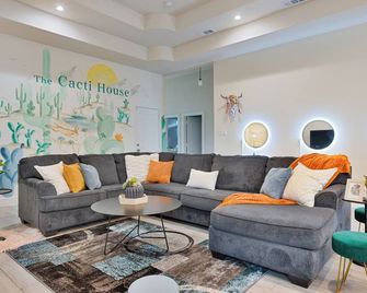 The Cacti House - Hot Tub, Game Room, Cactus Mural, Minutes from Downtown Dallas - דאלאס - סלון