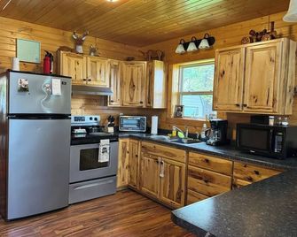 Cozy family getaway right on Lake Wissota! - Chippewa Falls - Kitchen