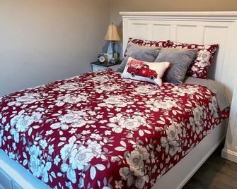 Country-Style Modern Living Suite w/Queen Bed - Roseville - Bedroom