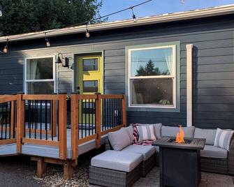 Washburne Studio: King size comfort and private Hot tub - Springfield - Patio