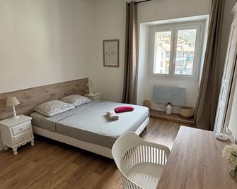 Corte tres beau T2 neuf hyper centre 4 personnes calme et lumineux wifi lave linge - Corte - Chambre