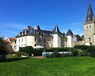 Château near the Puy du Fou, in the heart of the Vendée bocage - Sévremont - Edificio
