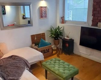 Arty loft in central cardiff - Cardiff - Living room