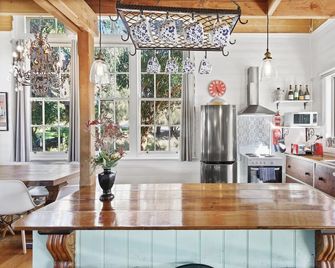 Ideally situated within a short drive to the 12 Apostles and Loch Ard Gorge - Port Campbell - Kitchen
