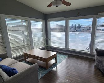 Lower River House Waterfront Getaway Boat Slip/Dock, Spectacular Sunsets, Wifi - Algoma - Living room
