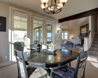 Stunning Mountain View Home In Sisters! Walk to town!! - Sisters - Jídelna