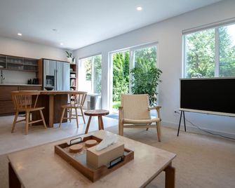 The Abode & Cedar Barrel Sauna in Robert's Creek - Roberts Creek - Sala de estar