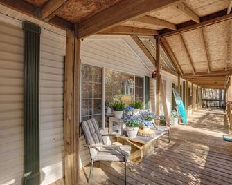 Lake Livingston Home w/ Dock & Deck! - Huntsville - Balkón