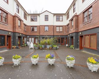 Urban Hub, Alberta Arts -Ada - Portland - Patio