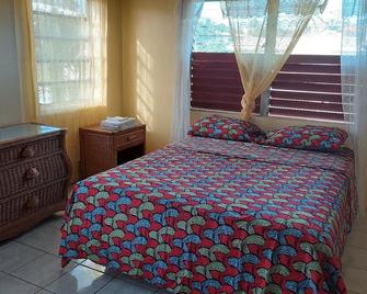 Mid Island, Spacious unit with balcony, conveniently located to everything - Christiansted - Bedroom
