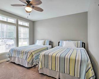 1/2 Mi to White Pine Trail: Lakefront Home w/ Dock - Cadillac - Schlafzimmer